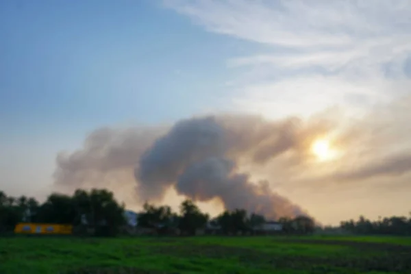 Zamazany Obraz Zachodniego Bengalu Indie Dym Wydobywający Się Fabryk Horyzoncie — Zdjęcie stockowe