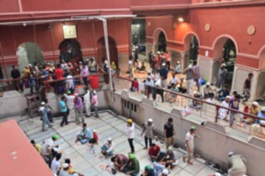 Müslüman cemaatinin Nakhoda Mescidi 'ndeki iftar partisinin bulanık görüntüsü. Kolkata, Batı Bengal, Hindistan 'da çekildi.