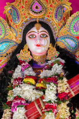 Kolkata, Batı Bengal, Hindistan 'da Tanrıça Saraswati' nin Yüzü. Saraswati Hindu tanrıçasıdır..