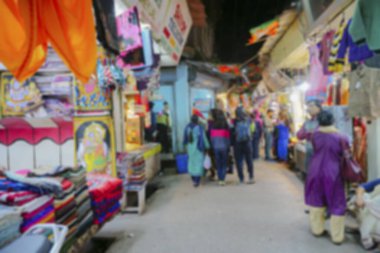 Satılık çeşitli malların bulanık görüntüsü. Motibazar 'ın gece görüntüsü, Haridwar, Uttarakhand, Hindistan' ı ziyaret eden turistler için ünlü bir pazar yeri..
