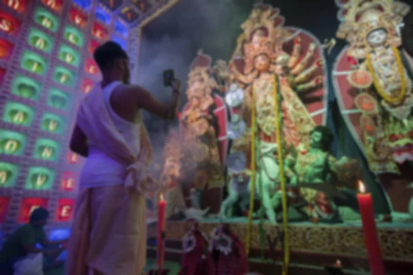 Blurred Image Hindu Bengali Purohit Showing Goddess Durga Mirror Completion — Stok fotoğraf