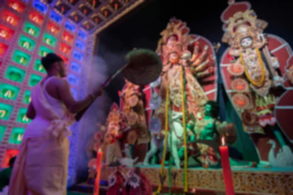 Imagem Turva Jovem Sacerdote Hindu Bengali Adora Deusa Durga Com — Fotografia de Stock