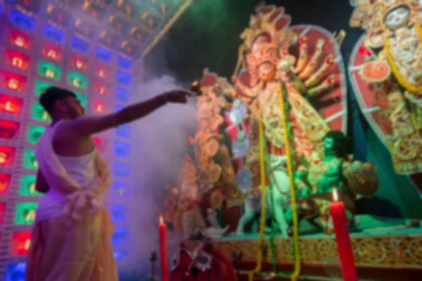 Imagen Borrosa Del Joven Sacerdote Bengalí Hindú Adorando Diosa Durga — Foto de Stock