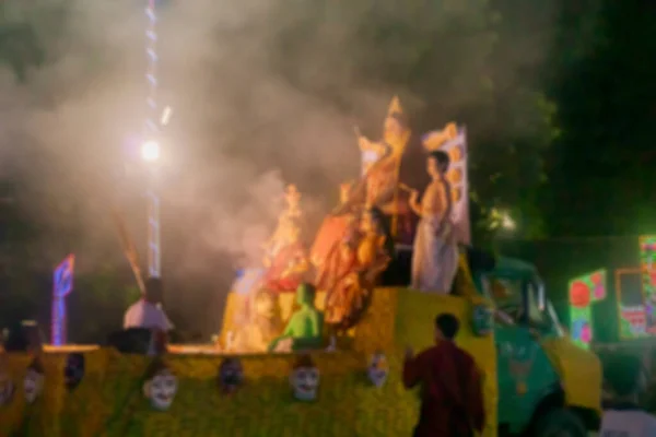 红道上的杜尔加普伽狂欢节画面模糊 所有著名的杜尔加神像都一一传递给了路边的信徒们 让他们享受杜尔加普伽节的最后一天 — 图库照片