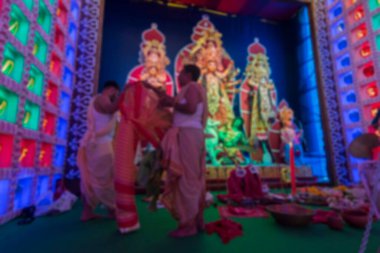 Hindu rahiplerin bulanık görüntüsü, bir muz ağacı olan Kola Bou 'nun üzerine sari örterek, onu bir tanrıçaya, Tanrı Ganesha' nın eşine dönüştürdü. Saptami puja, Durga Puja festivali.