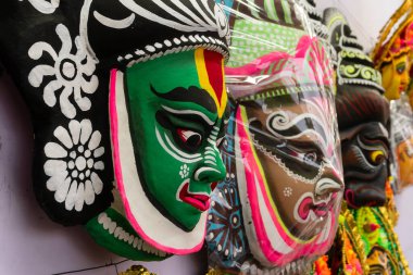 El sanatları fuarı, Kolkata, Batı Bengal, Hindistan 'da satılık renkli erkek maskeleri sergileniyor..