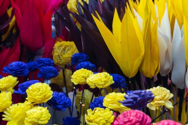 Kolkata, Batı Bengal 'deki El Sanatları Fuarı' nda sergilenen renkli yapay çiçekler, sünger ağacından yapılmış el sanatları. Asya 'nın en büyük el sanatları fuarıdır..