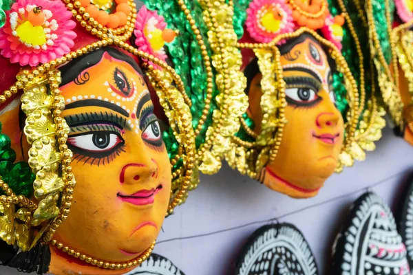 印度西孟加拉邦加尔各答手工艺品展销会上展出的印度教女神杜尔加五颜六色的胡桃面具 — 图库照片