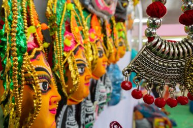 Hindu tanrıçası Durga 'nın renkli chhou maskeleri ve el yapımı kolyeler, el sanatları fuarı, Kolkata, Batı Bengal, Hindistan' da satışa sunuldu..