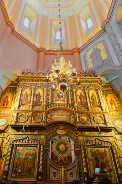 KREMLIN SQUARE, MOSCOW, RUSSIA - 27 Nisan 2018: Dünyaca ünlü UNESCO sitesi St. Moskova Kremlin meydanındaki Basil Katedrali. Moskova Rusya 'nın başkentidir..