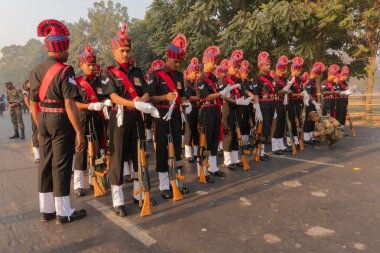 Kolkata, Batı Bengal, Hindistan - 23. Januaray 2018: Hint silahlı kuvvetleri mensupları hafif makineli tüfeklerle geçerek Hindistan 'ın 26.01.2018' deki Cumhuriyet Günü kutlamalarına hazırlanıyorlar..