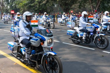 Kolkata, Batı Bengal, Hindistan - 26 Ocak 2020: Batı Bengal Polis Memurları Hindistan 'ın cumhuriyet günü kutlamaları için motosikletleriyle geçiyorlar. Güvenli sürüş ile hayat mesajı kaydet.