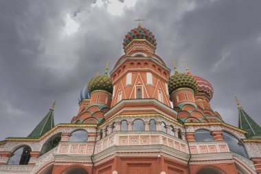 St. Kubbeleri Basil 'in Katedrali bulutlu bir günde mavi gökyüzüne karşı Kremlin meydanında, Moskova