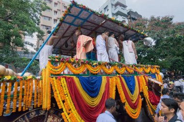 KOLKATA, Batı BENGAL, INDIA - 25 Haziran 2017: Tanrı Jagannath, Balaram ve Tanrıça Suvadra 'nın arabası. İkon Rath Jatra Festivali.