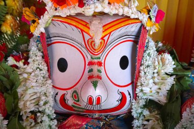 Tanrı 'nın İdolleri Balaram. Lord Balaram, Lord Jagannath 'ın kardeşi Hindistan, Batı Bengal' de Rath Jatra festivali için çelenklerle tapılıyor..