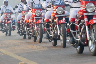 RED ROAD, KOLKATA, BEST BENGAL / INDIA - 21 HAZİRAN 2018: Kolkata Polisi geçiyor, motosiklet yarışı - Hindistan 'ın 26.01.2018' deki Cumhuriyet Günü kutlamasına hazırlanıyor.
