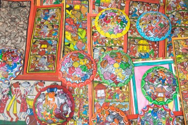 PINGLA, Batı BEST BENGAL, INDIA - 16 Kasım 2014: Hintli kırsal işçiler tarafından Pingla köyünde renkli el sanatları satışa sunuluyor. El sanatları Batı Bengal 'de kırsal sektördür..