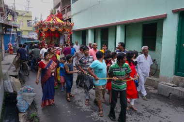 Howrah, Batı Bengal, Hindistan - 22 Temmuz 2018: Rath 'ı, Tanrı Jagannath' ı, Balaram 'ı ve Tanrıça Suvadra' yı sürükleyen Hindu dindarlar sokaklarda kutsal iple ayin yapıyorlar. Ünlü Rath Jatra Festivali.