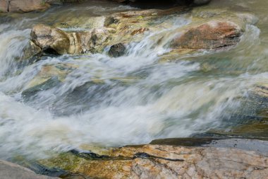 Güzel Turga şelalesi, Ayodhya pahar 'daki (tepe) yağmur nedeniyle taşların arasında yokuş aşağı akan, muson yağmurlarına sahip - Batı Bengal, Hindistan' da.