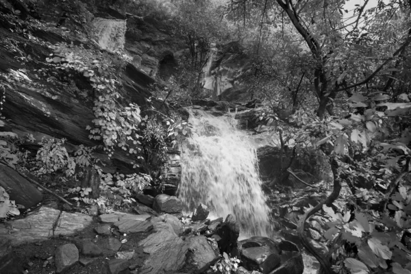 Schöner Bamni Wasserfall Mit Vollen Wasserströmen Die Zwischen Steinen Hinunter — Stockfoto