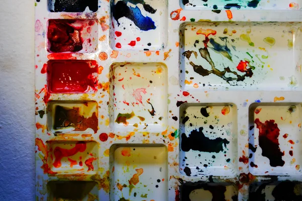 水彩画的顶视图 调色板上使用的鲜艳的颜色 在印度西孟加拉邦Howrah被枪杀 — 图库照片