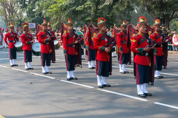 インド 西ベンガル州コルカタ2020年1月26日 インド共和国記念日のパレードで インド軍将校の過去3月に楽器を持ち 音楽バンドとして身を包んだ — ストック写真