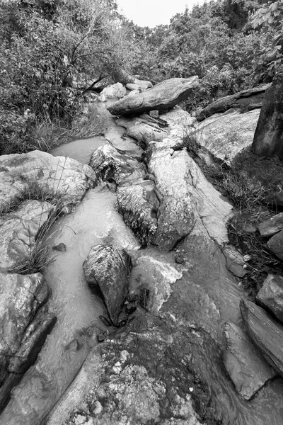 Krásný Bamni Vodopád Plnými Potoky Vody Tekoucí Kopce Mezi Kameny — Stock fotografie