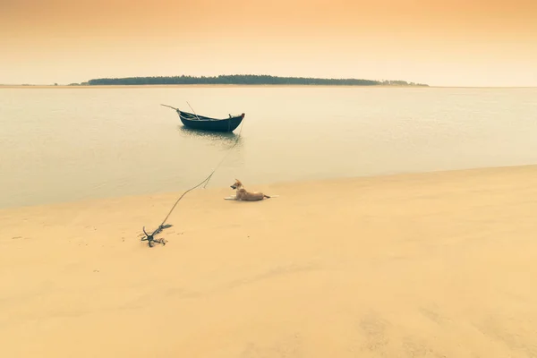 Moody Imagem Barco Água Amarrado Por Uma Corda Com Uma — Fotografia de Stock