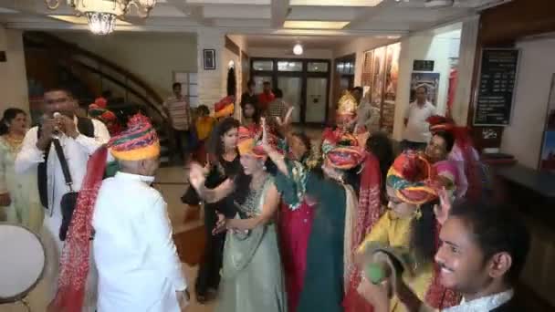 インド ラジャスタン州ジョードプル 2019年10月19日 ホテルでのシンド結婚のお祝い 伝統的なインドの服装の人々は踊り 結婚式の幸せな瞬間を楽しんでいます — ストック動画