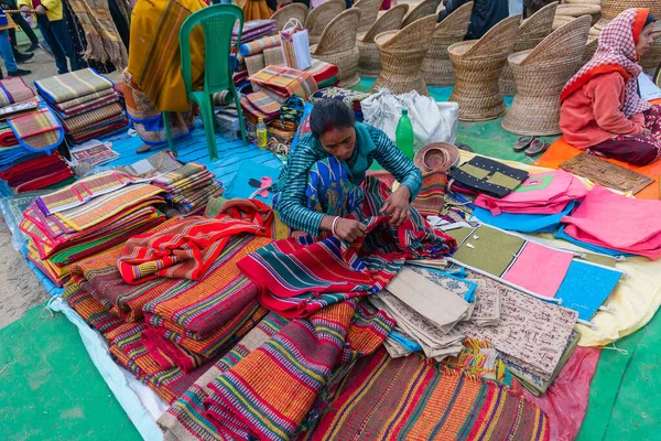 Kolkata, Batı Bengal, Hindistan - 31 Aralık 2018: Kolkata 'da halı, kapı paspası, el işi ürünleri satan genç Bengalli kadın.
