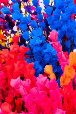 Kolkata, Batı Bengal 'deki El Sanatları Fuarı' nda sergilenen renkli yapay çiçekler, sünger ağacından yapılmış el sanatları. Asya 'nın en büyük el sanatları fuarıdır..