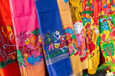 Güzel boyanmış Pattachitra ya da Patachitra - geleneksel, kıyafet üzerine parşömen resmi. El sanatları fuarında satılık..