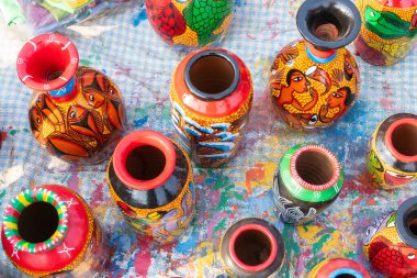 Kolkata 'daki el sanatları fuarında satılık güzel renkli terakotta tencereleri..