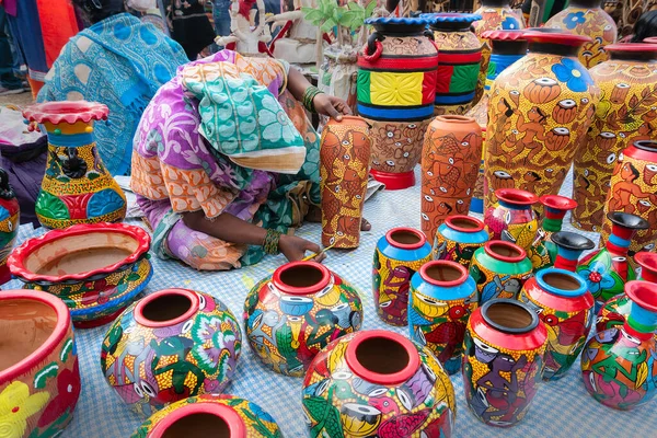 Artista Indiana Pintando Vasos Coloridos Terracota Obras Artesanato Para Venda — Fotografia de Stock