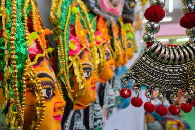 Hindu tanrıçası Durga 'nın renkli chhou maskeleri ve el yapımı kolyeler, el sanatları fuarı, Kolkata, Batı Bengal, Hindistan' da satışa sunuldu..