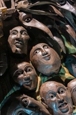 Kahverengi renkli kil maskeler, Terracotta maskeleri, Krishnanagar, Nadia, Batı Bengal yapımı, Kolkata El Sanatları Fuarı 'nda satılıyor. Asya 'nın en büyük el işi fuarı..