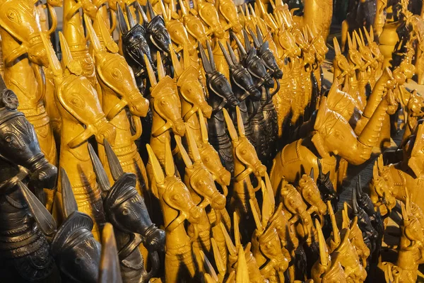 西ベンガル州バンクーラのビシュヌプリで作られた馬 有名なテラコッタの動物人形は コルカタの手工芸品フェアで販売されています — ストック写真