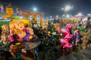 Kolkata, Batı Bengal, Hindistan - 31 Aralık 2018: Dinlenme pozisyonunda kutsanmış Lord Ganesha, Krishnanagar, Nadia 'da yapılmış Terracotta bebekleri sergilenmektedir. El sanatları fuarında satılık..