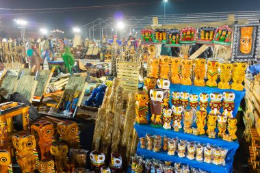 Kolkata, Batı Bengal, Hindistan - 31 Aralık 2018: Ahşap baykuşlar, el sanatları çalışmaları, Asya 'nın en büyük el sanatları fuarı olan Kolkata' da sergileniyor..