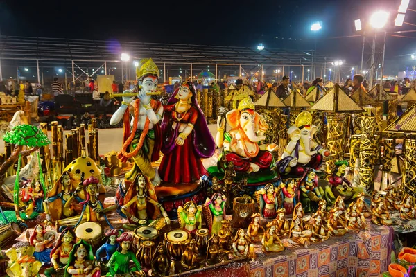 印度西孟加拉邦加尔各答 2018年12月31日 克里希纳勋爵演奏长笛和拉达琴 在西孟加拉邦纳迪亚克里希纳纳加制作的梯形玩偶 在加尔各答手工艺品交易会上销售 — 图库照片
