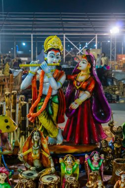 Lord Krishna flüt çalıyor ve Radha sevgiyle gülümsüyor, Krishnanagar, Nadia, Batı Bengal 'de yapılan terracotta bebekleri, Kolkata El Sanatları Fuarı' nda satılıyor..