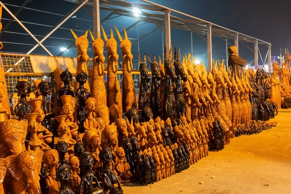 Atlar, ünlü Terracotta hayvan bebekleri, Bishnupur, Bankura, Batı Bengal 'de, Kolkata El Sanatları Fuarı' nda satılıyor..