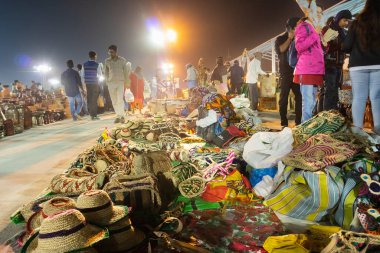 Kolkata, Batı Bengal, Hindistan - 31 Aralık 2018: El yapımı jüt şapkalar ve diğer ürünler, Kolkata El Sanatları Fuarı sırasında geceleyin satılık el sanatları - Asya 'nın en büyük el sanatları fuarı.