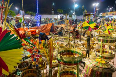 Kolkata, Batı Bengal, Hindistan - 31 Aralık 2018: Kamış, Asya 'nın en büyük el sanatları fuarı olan Kolkata' daki El Sanatları Fuarı 'nda satılık yapay renkli çiçekler ve bitkiler, sepetler ve el sanatları yaptı..