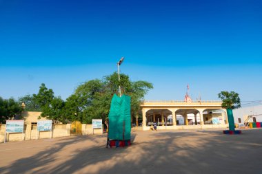 Jaisalmer, Rajasthan, Hindistan - 15 Ekim 2019: Hindistan Pakistan sınırındaki Tanot Mata Mandir 'de anıtlar. Hint askerleri tarafından ünlü Tanrıça Tanot 'a ibadet etmek için korunan antik tapınak..