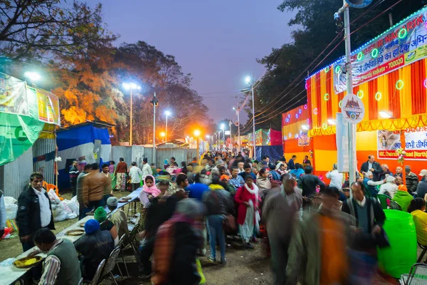 インド 西ベンガル州コルカタ2020年1月12日 ガンガサガルの輸送キャンプで夕方に歩き コルカタのバブートにある彼らのキャンプでヒンズー教徒のサドゥーを訪問する — ストック写真