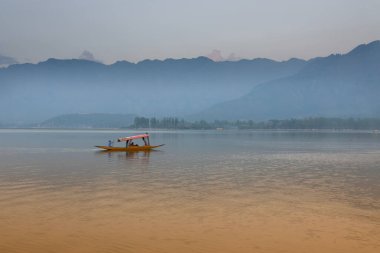 Himalaya dağlarının Dal Gölü, Srinagar, Jammu ve Kashmir 'deki yansıması. Öğleden sonra yüzen yüzen yüzen yüzen tekneler.