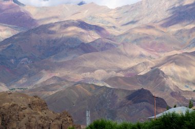 Mulbekh dağlarında güzel bir ışık ve gölge oyunu, Himalaya dağları arkaplandaki bulutların gölgesi, Ladakh, Jammu ve Kashmir, Hindistan, ön plandaki mobil kule.