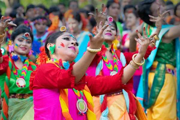 Kolkata, Hindistan - 21 Mart 2019: Bahar festivali makyajlı güzel kız, Holi festivalinde neşeli ifade, Dol (Bengalce) veya Holi (Hintçe) olarak bilinir..
