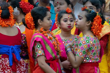 Kolkata, Hindistan - 21 Mart 2019: Bahar festivalinde güzel genç kızlar, Holi festivalinde neşeli bir ruh hali içinde, Dol (Bengalce) ya da Holi (Hintçe) olarak da bilinir..